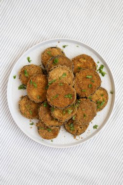 Ev yapımı sarımsaklı parmesan fırınlanmış patlıcan tabakta, tepeden bakıldığında. Düz yatıyordu, üstten, yukarıdan. Yakın plan..