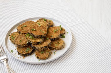 Ev yapımı sarımsaklı parmesan fırınlanmış patlıcan. Boşluğu kopyala.