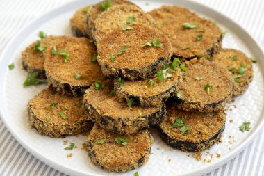 Ev yapımı sarımsaklı parmesan fırınlanmış patlıcan. Yakın plan..