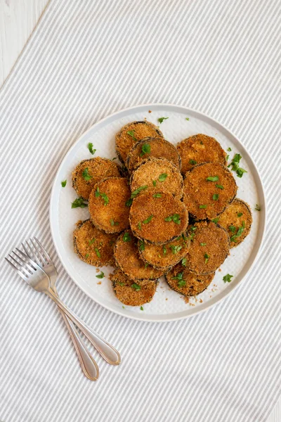 Hemlagad Vitlök Parmesan Bakad Äggplanta Tallrik Ovanifrån Platt Beläggning Ovanifrån — Stockfoto