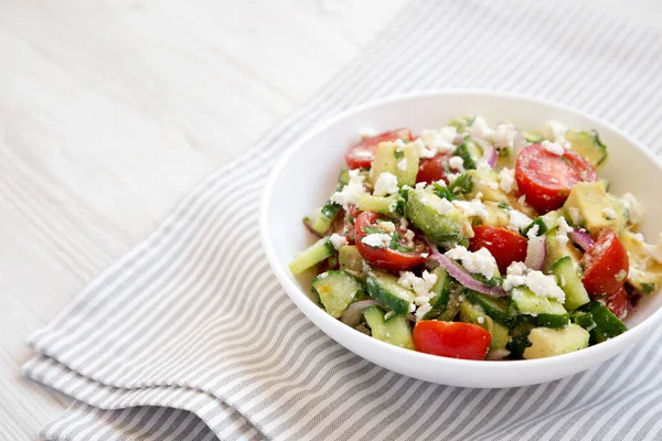 Lezzetli Avocado Domates Salatalık Salatası Beyaz Ahşap Arka Planda Yan — Stok fotoğraf