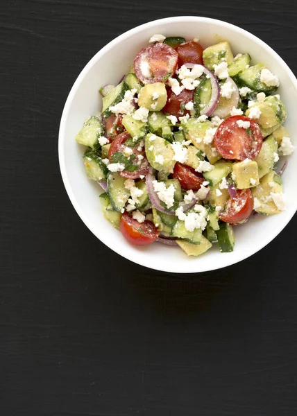 Lezzetli Avocado Domates Salatalık Salatası Siyah Arka Planda Beyaz Bir — Stok fotoğraf