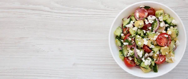 Lezzetli Avocado Domates Salatalık Salatası Beyaz Ahşap Bir Yüzey Üzerinde — Stok fotoğraf