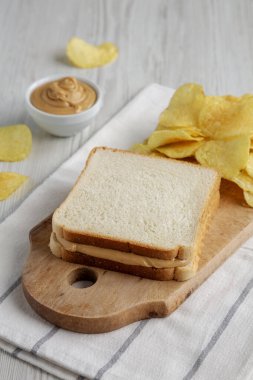 Ev yapımı Amerikan Fıstık Ezmeli Sandviç ve Patates cipsi..