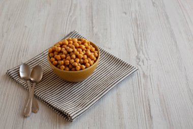 Organik Çiğ Konserve Nohut Bir kâse, yan görünüm. Boşluğu kopyala.