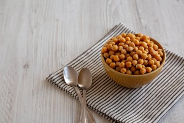 Organik Çiğ Konserve Nohut Bir kâse, yan görünüm. Boşluğu kopyala.