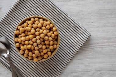 Organik Çiğ Konserve Nohut Bir kâse, üst manzara. Boşluğu kopyala.