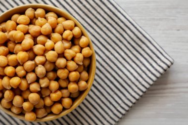 Organik Çiğ Konserve Nohut Bir kâse, üst manzara. Boşluğu kopyala.