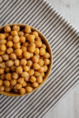 Organik Çiğ Konserve Nohut Bir kâse, üst manzara. Boşluğu kopyala.