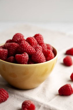 Organik Çiğ Kırmızı Ahududu Kasesi, yan görünüm. 