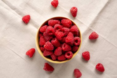 Organik Çiğ Kırmızı Ahududu Kasesi, üst manzara. 