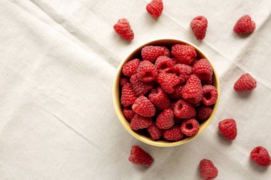 Organik Çiğ Kırmızı Ahududu Kasesi, üst manzara. Boşluğu kopyala.