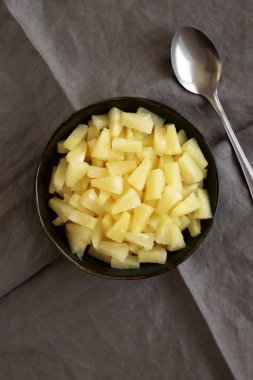 Konserve Pineapple Tidbit Tuncks in a Bowl, top view.