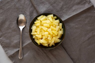 Konserve Pineapple Tidbit Chunks in a Bowl, top view. Dümdüz, tepeden, yukarıdan.