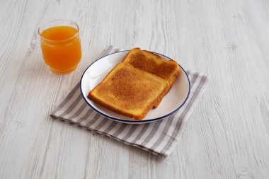 Ev yapımı Amerikan Tarçınlı Tost Tereyağı ve Portakal Suyu, yan görüş.. 