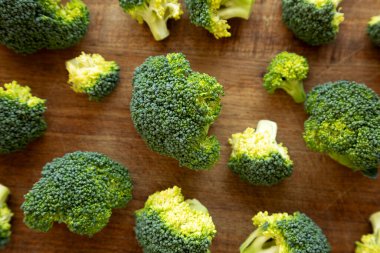 Tahta üzerinde çiğ organik yeşil brokoli, üst manzara..