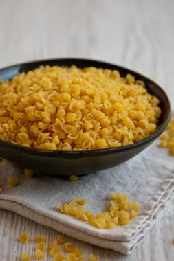 Ev yapımı Perlini Makarnası, yan görüş. Yakın plan..