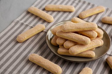 Tabakta Savoiardi bisküvileri, yan görünüm.