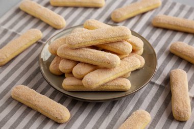 Tabakta Savoiardi bisküvileri, yan görünüm.