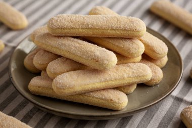 Tabakta Savoiardi bisküvileri, yan görünüm.