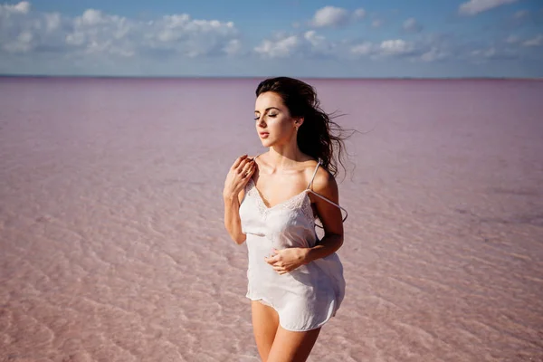 Hermosa Chica Lago Salado Rosa Hermosa Figura Reflexión Agua —  Fotos de Stock
