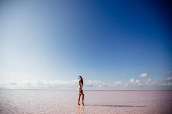Красива Дівчина Рожевому Солоному Озері Прекрасна Фігура Відображення Воді — стокове фото