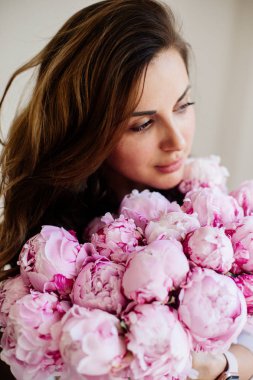 Elinde peonies buket