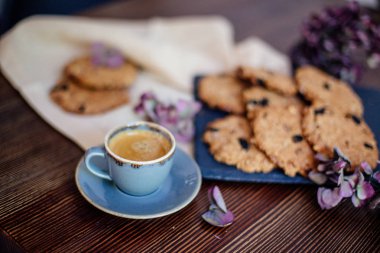 Bir fincan kahve ve kurabiye..