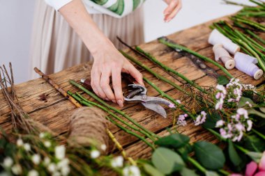 Çiçekçi bir buket yapar.