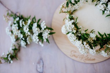 Çiçek dekorasyonu ile vanilyalı kek.