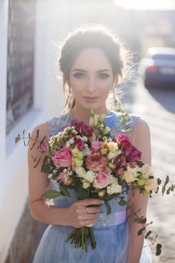 Kızlar elinde buket düğün.