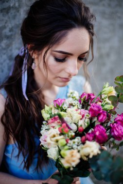 Kızlar elinde buket düğün.