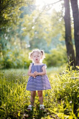 küçük kız ağlıyor.