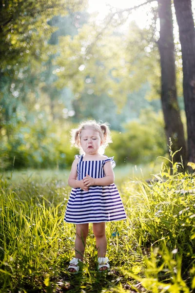 küçük kız ağlıyor.