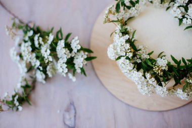 Çiçek dekorasyonu ile vanilyalı kek.