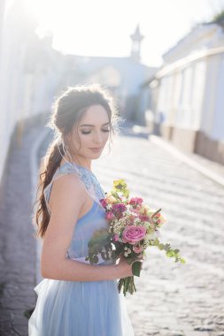 Kızlar elinde buket düğün.