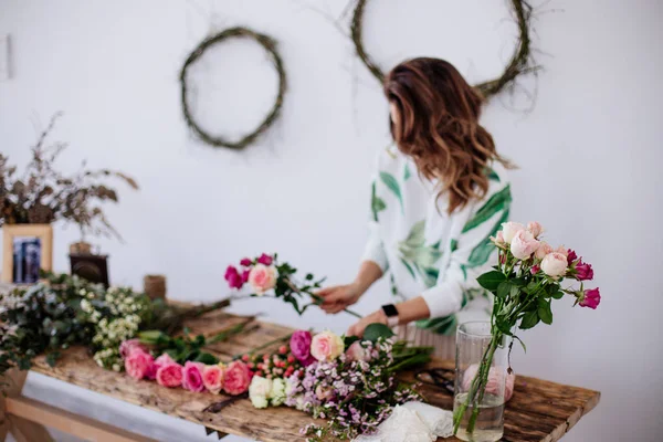 Florist makes a bouquet. — Stock Photo, Image