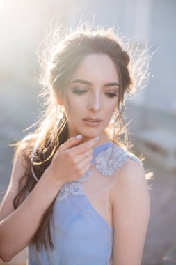 mavi elbiseli gelin.