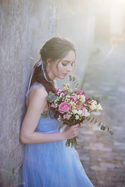 Kızlar elinde buket düğün.