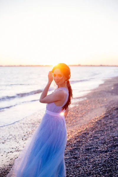 mavi elbiseli gelin.