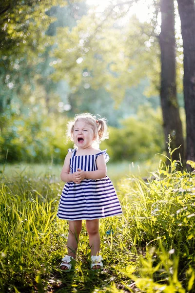 küçük kız ağlıyor.