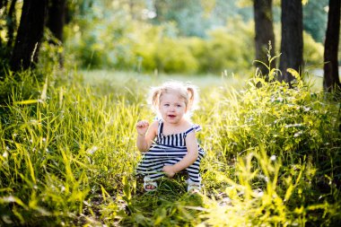 küçük kız ağlıyor.