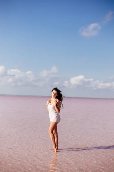 Bella ragazza su un lago rosa . — Foto Stock