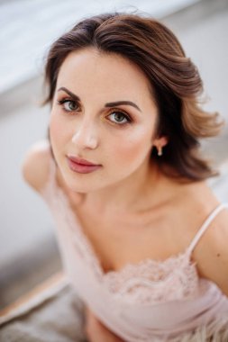 Parlak bir odada güzel kız