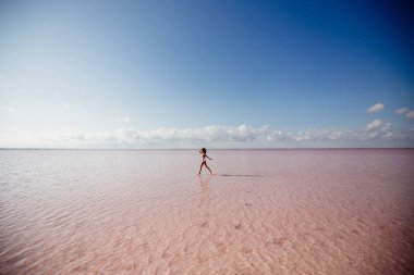 Pembe bir göl kenarında güzel kız.