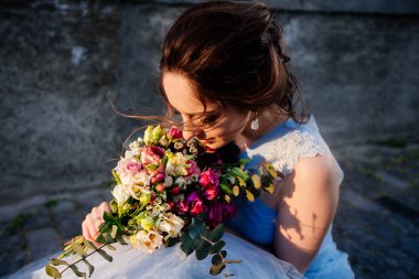 Kızlar elinde buket düğün.