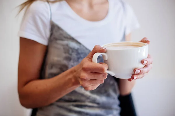 Copa de capuchino en la mano hermosa chica . — Foto de Stock