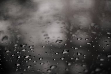 parlak bir yüzeye su damlaları