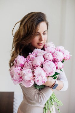 Elinde peonies buket