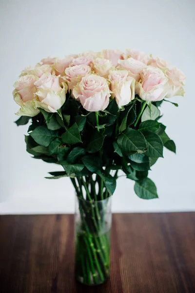 Ramo de rosas en un jarrón. — Foto de Stock